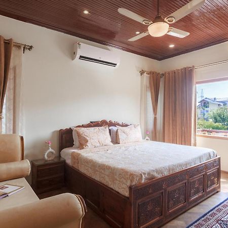 Stayvista At Pinewood Villa - Pet Friendly Villa With Lawn & Pool Table Srīnagar Esterno foto