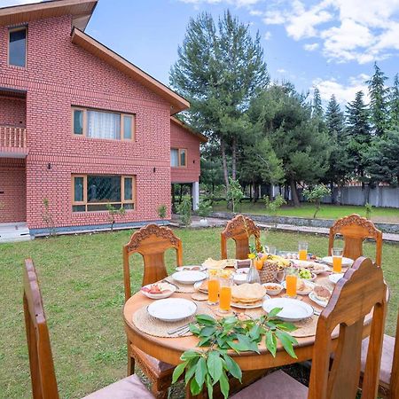 Stayvista At Pinewood Villa - Pet Friendly Villa With Lawn & Pool Table Srīnagar Esterno foto