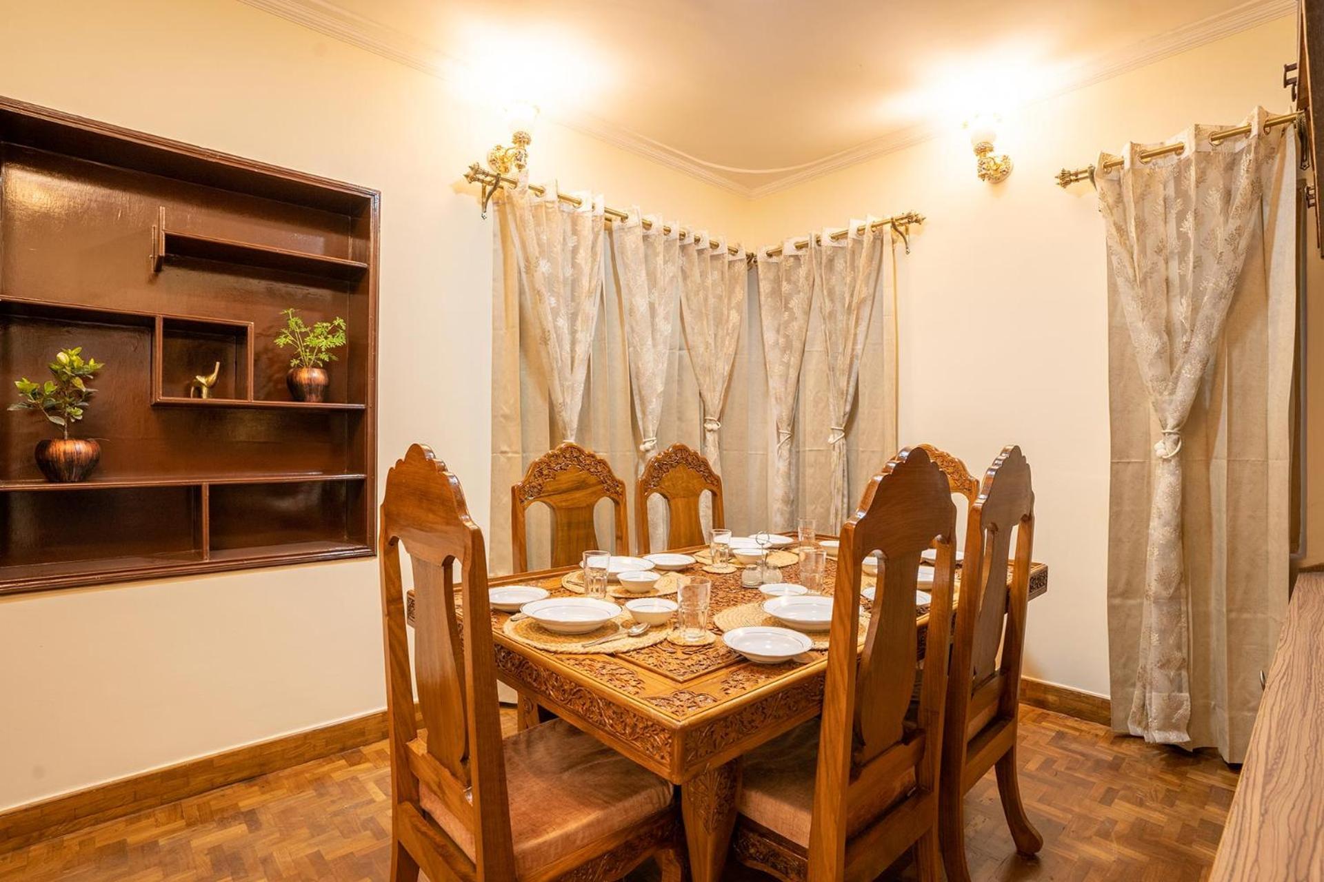 Stayvista At Pinewood Villa - Pet Friendly Villa With Lawn & Pool Table Srīnagar Esterno foto