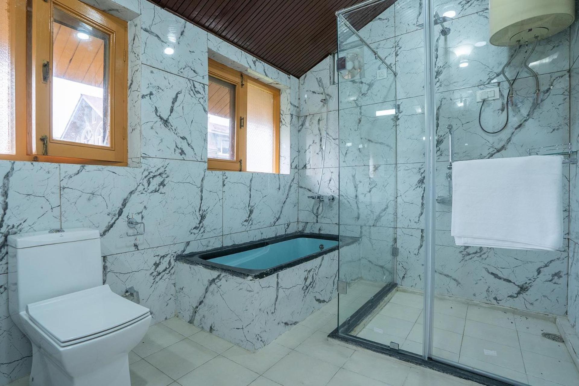 Stayvista At Pinewood Villa - Pet Friendly Villa With Lawn & Pool Table Srīnagar Esterno foto