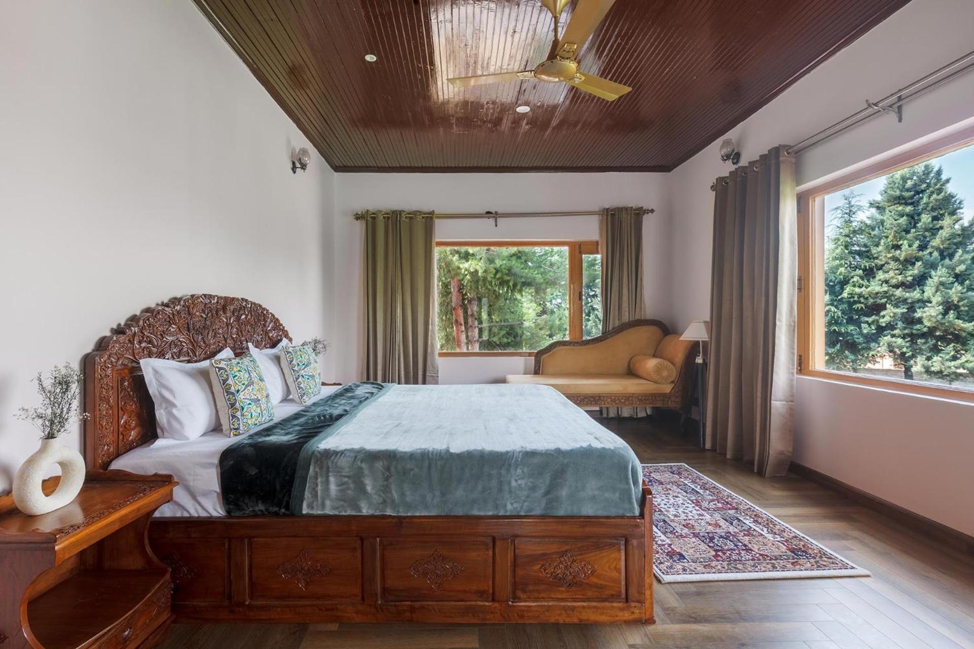 Stayvista At Pinewood Villa - Pet Friendly Villa With Lawn & Pool Table Srīnagar Esterno foto