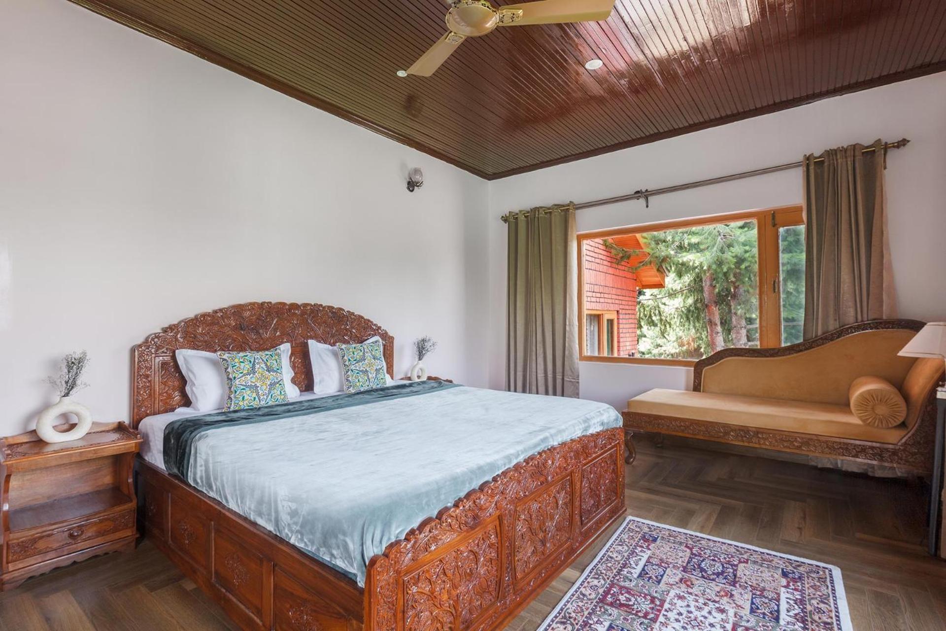 Stayvista At Pinewood Villa - Pet Friendly Villa With Lawn & Pool Table Srīnagar Esterno foto