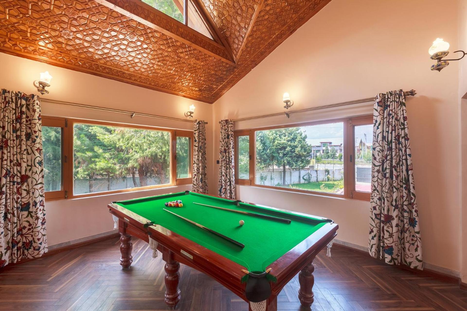 Stayvista At Pinewood Villa - Pet Friendly Villa With Lawn & Pool Table Srīnagar Esterno foto