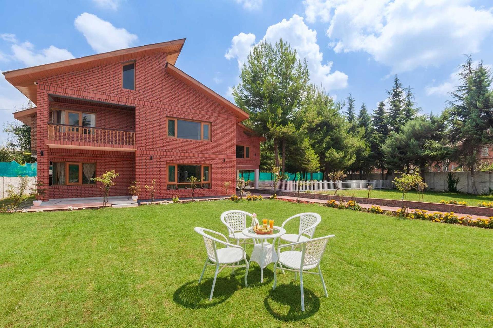 Stayvista At Pinewood Villa - Pet Friendly Villa With Lawn & Pool Table Srīnagar Esterno foto