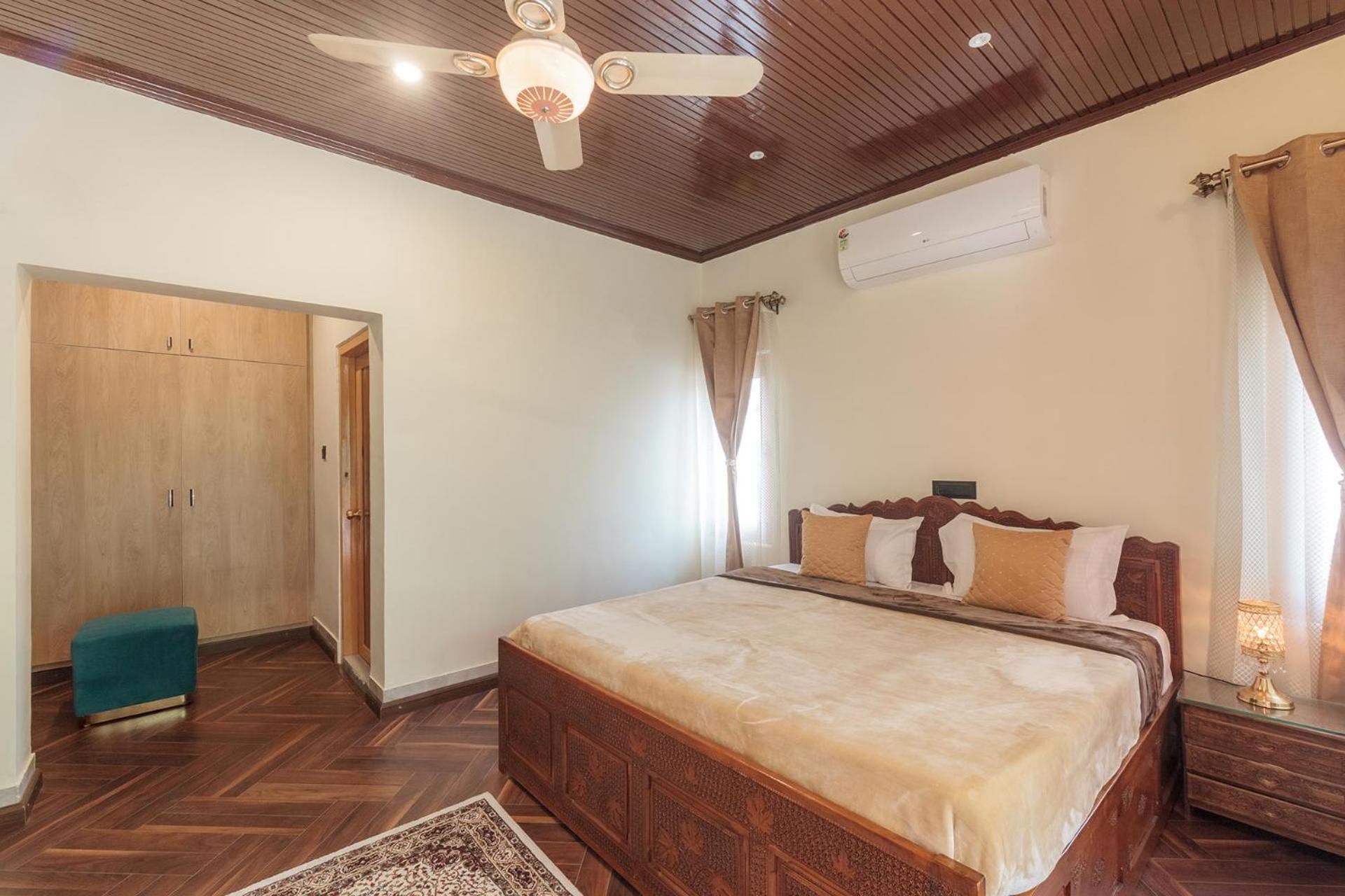 Stayvista At Pinewood Villa - Pet Friendly Villa With Lawn & Pool Table Srīnagar Esterno foto