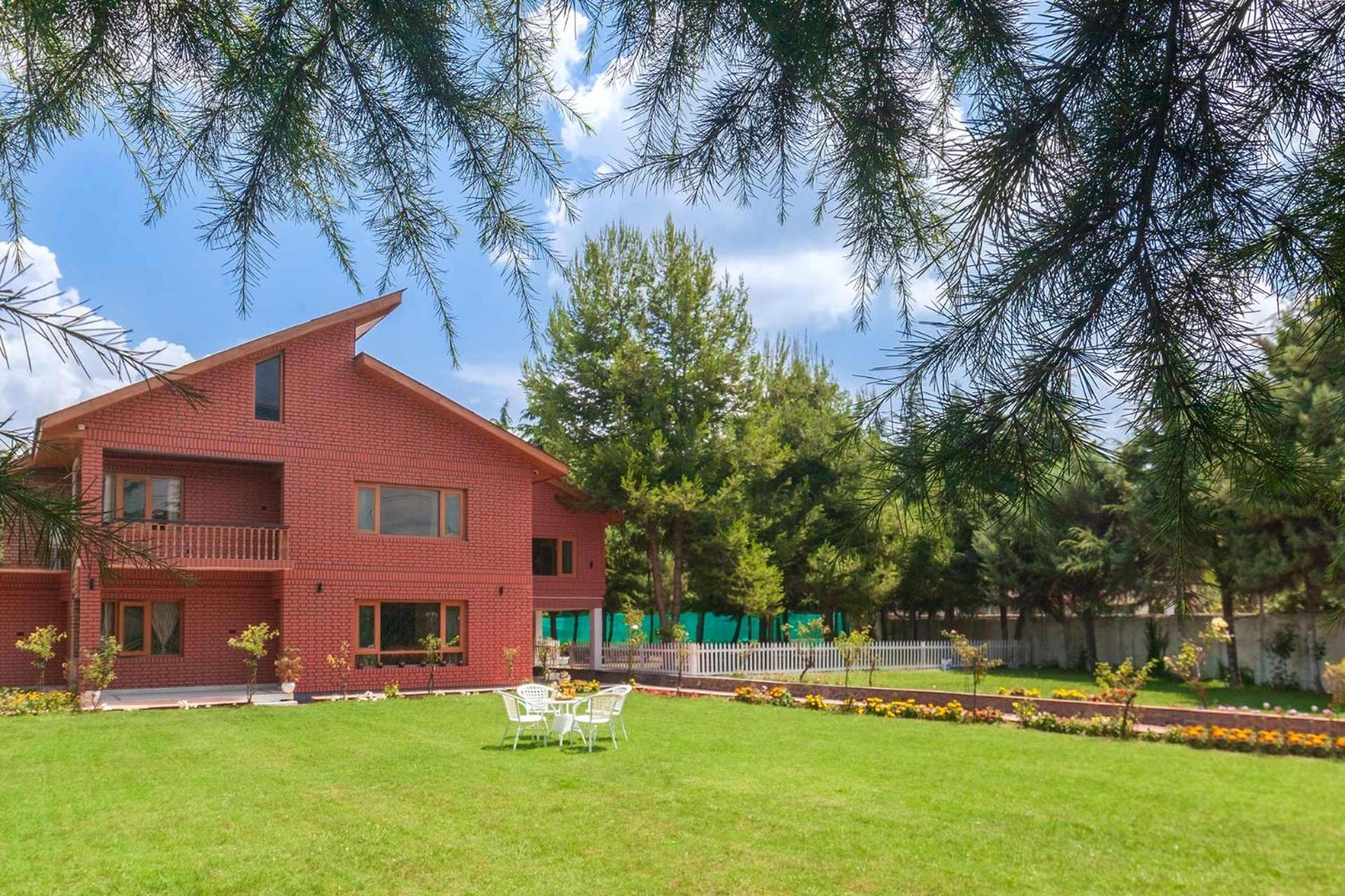 Stayvista At Pinewood Villa - Pet Friendly Villa With Lawn & Pool Table Srīnagar Esterno foto