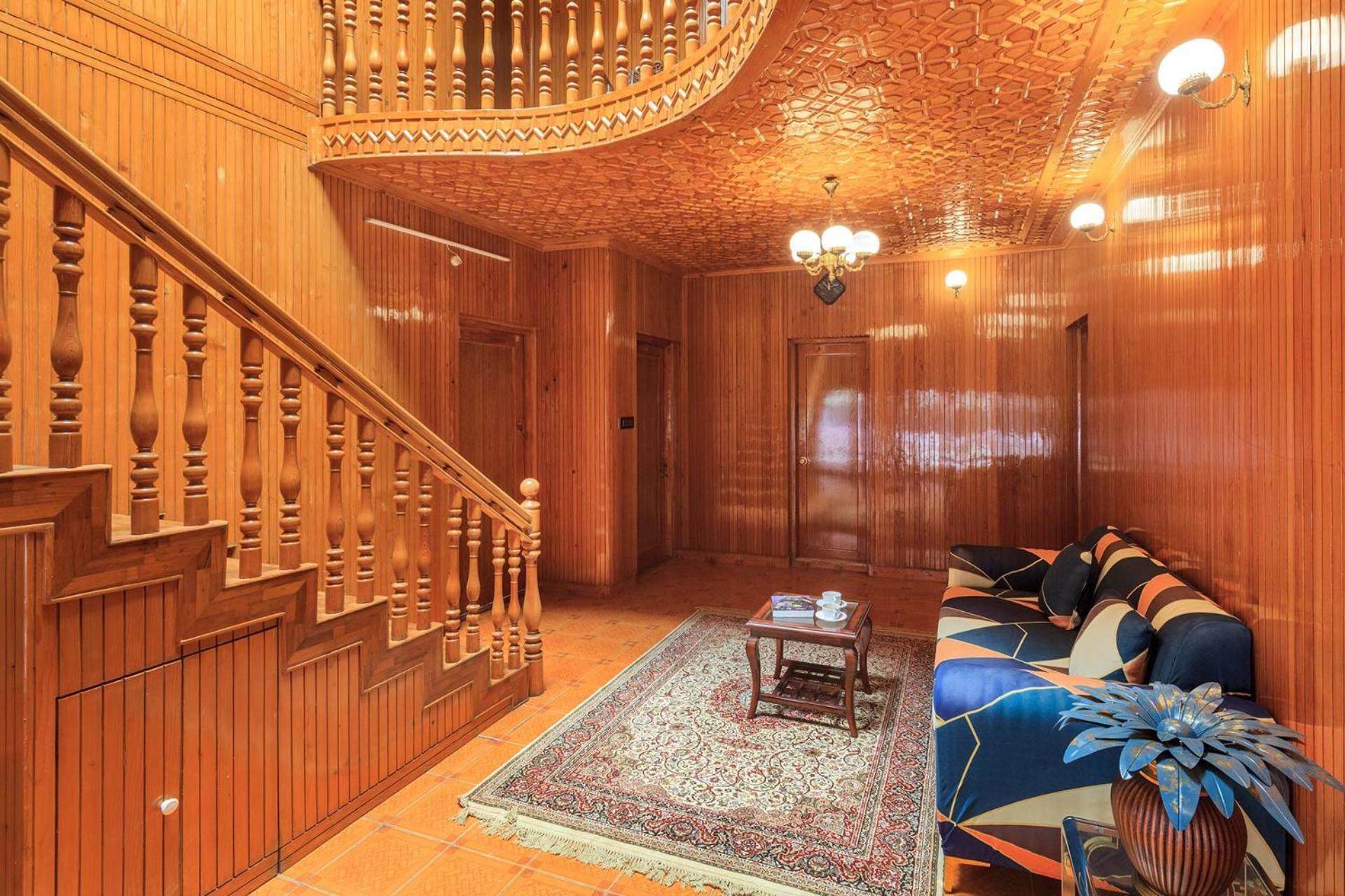 Stayvista At Pinewood Villa - Pet Friendly Villa With Lawn & Pool Table Srīnagar Esterno foto