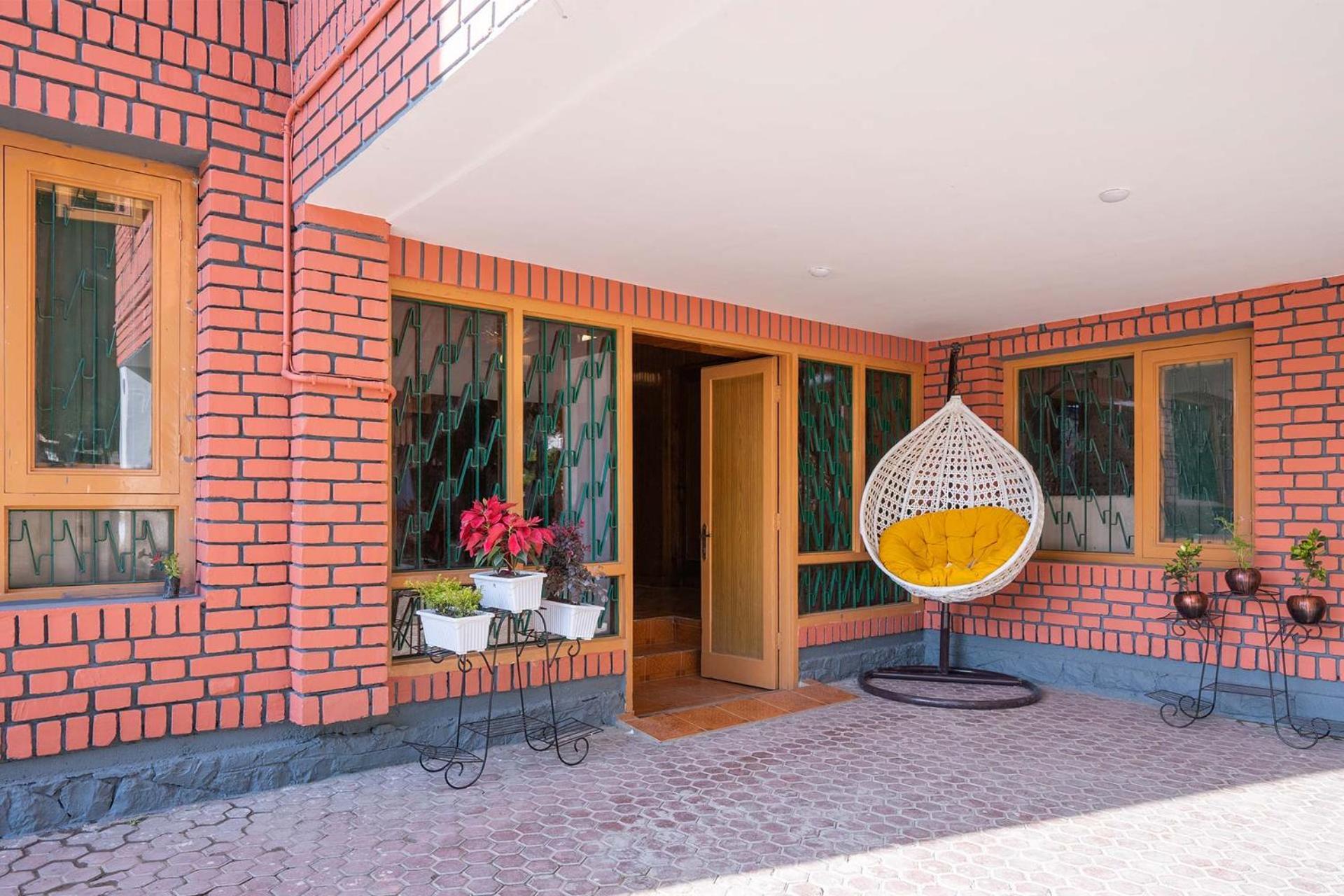 Stayvista At Pinewood Villa - Pet Friendly Villa With Lawn & Pool Table Srīnagar Esterno foto
